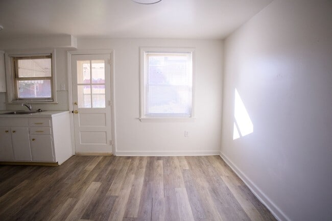 Building Photo - Cute & Cozy Interior Rowhome