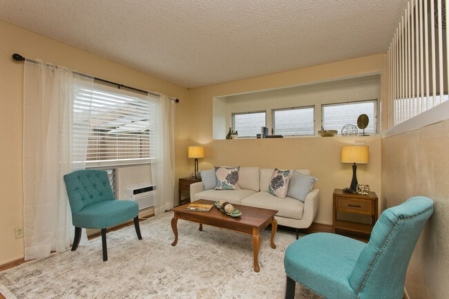Building Photo - Beautiful 3 bedroom 1 1/2 bath townhome in Pearl City w/2 parking side by side
