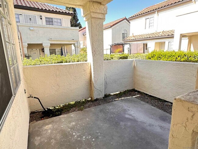 Building Photo - 774 Eastshore Terrace