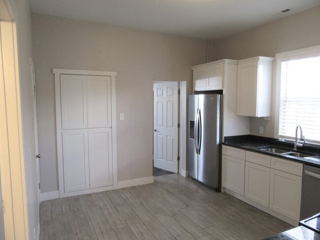Building Photo - 244 Fern Ave N