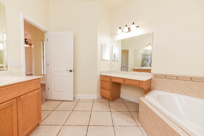 Building Photo - 4068 Gardenwood Cir