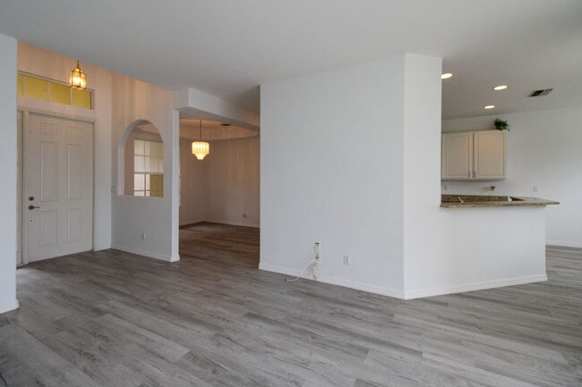 Building Photo - 3-Bed + Den Home With Lake Views & Pet-Friendly!