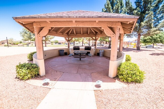 Building Photo - Great Open Floor Plan 3 Bedroom, 2 Bath, Central A/C in Holiday Subdivision!