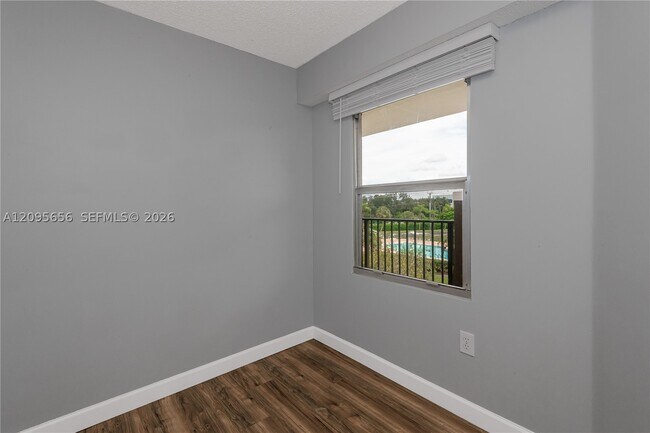 Building Photo - 550 SW 138th Ave