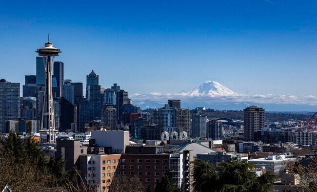 Building Photo - 3Bd/1.75Ba Seattle Condo