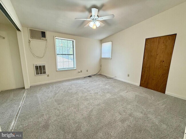 Building Photo - 604 Primos Ave