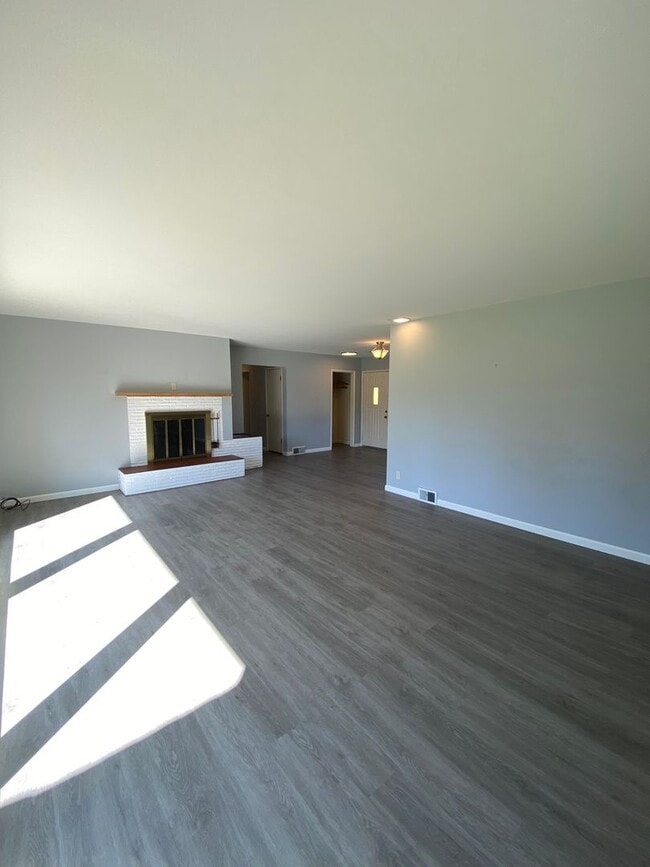 Building Photo - Four Bed, Two Bath Single Family Home with Fantastic View ON the Golf Course!