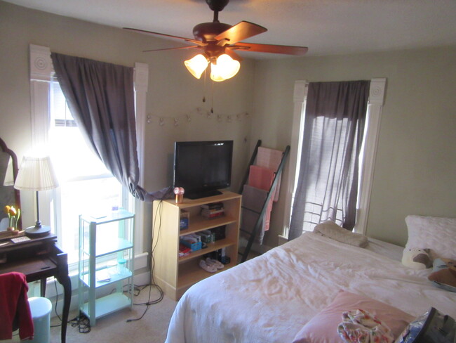 bedroom - 111 W Vine St