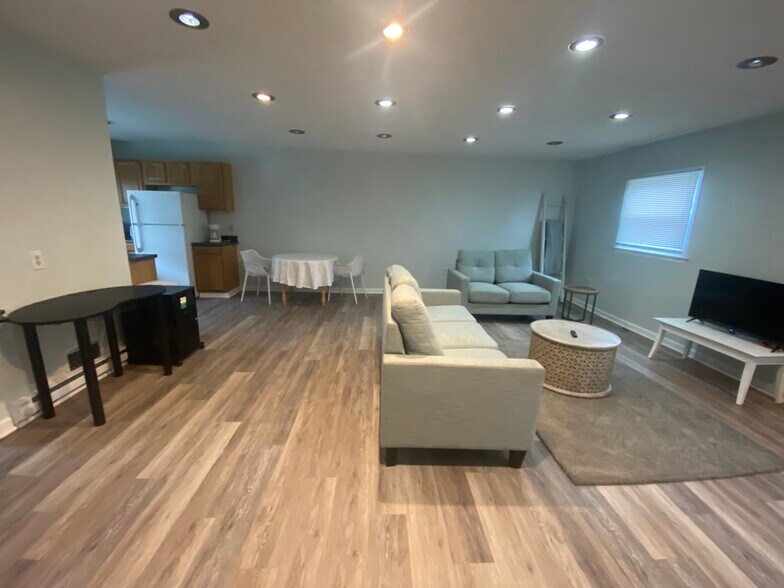 Building Photo - 340 W 26th St