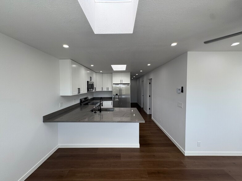 Building Photo - West End Villas