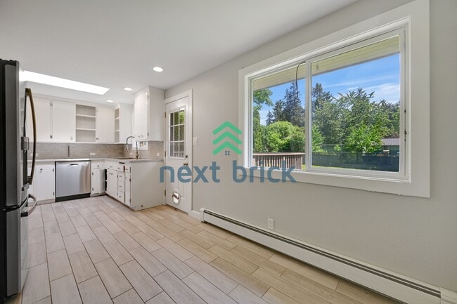 Building Photo - 4 Bed and 2 Bath Remodeled Single-family House Available!