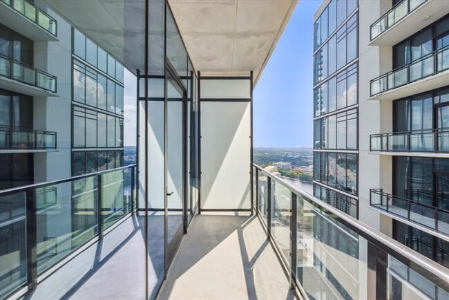 Building Photo - 610 Davis St