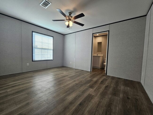 Building Photo - 549 Suwanee Dr