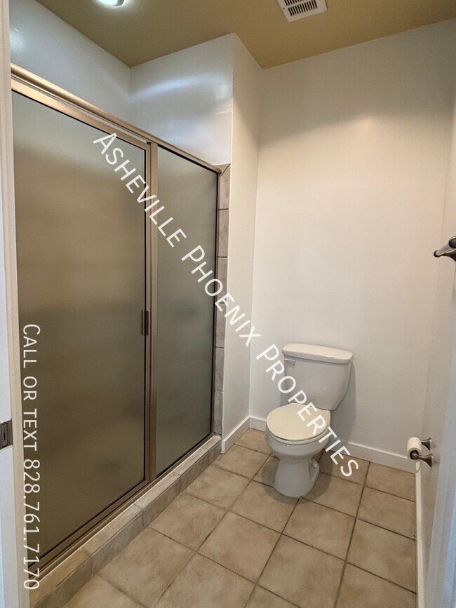 Building Photo - 9 Kenilworth Knls