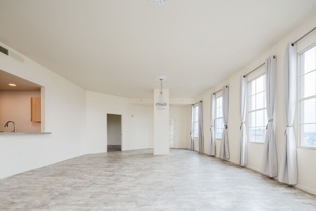 Building Photo - 475 W 12th Ave