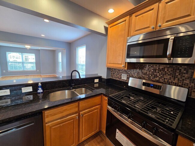 Building Photo - Lovely 3 BR/2.5 BA Single-Family Home in O...