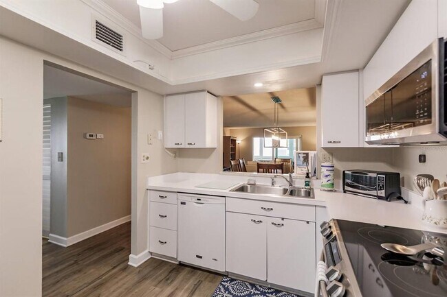 Building Photo - 1125 W Peppertree Dr