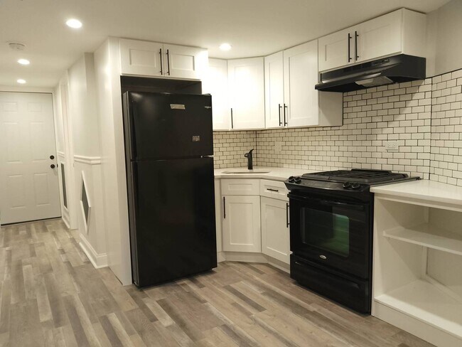 Building Photo - 722 W 59th St