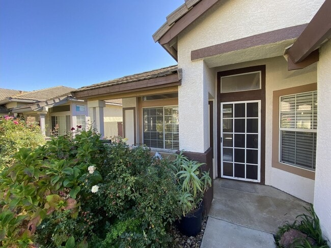 Building Photo - Charming Single-Story Home in Tracy — Across from the Park!