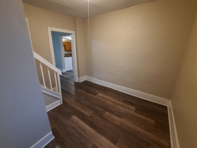 Building Photo - 3 Bedroom, 1 Bathroom Home with additional office/den space and fenced yard!