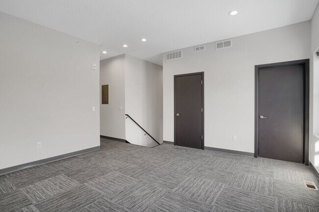 Building Photo - Spacious Brand New 8 Bed + 4 Bath near U of M!