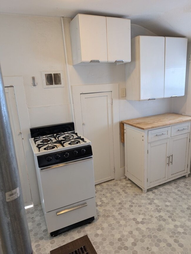 Building Photo - $750 - 1 Bedroom 1 Bath Duplex - Right in the Heart of Downtown Rapid City!
