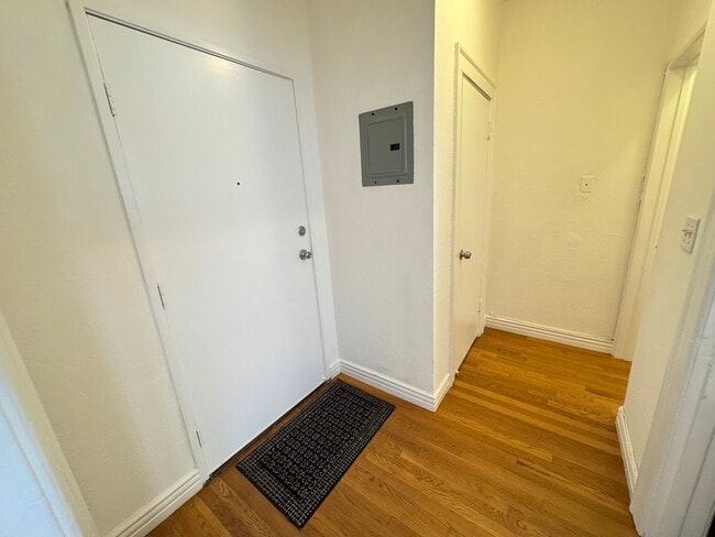 Building Photo - 1960 Argyle Ave