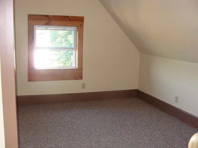 Building Photo - DO NOT MISS! Four-Bedroom Single Family Ho...