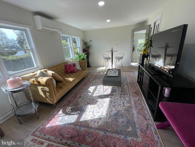 Building Photo - 304 Anderson Ave