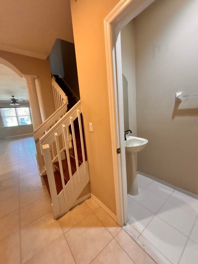 Building Photo - 266 River Bluff Ln