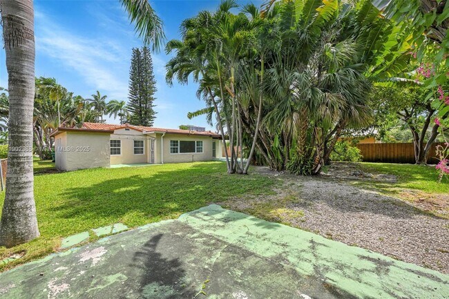 Building Photo - 1520 NE 108th St