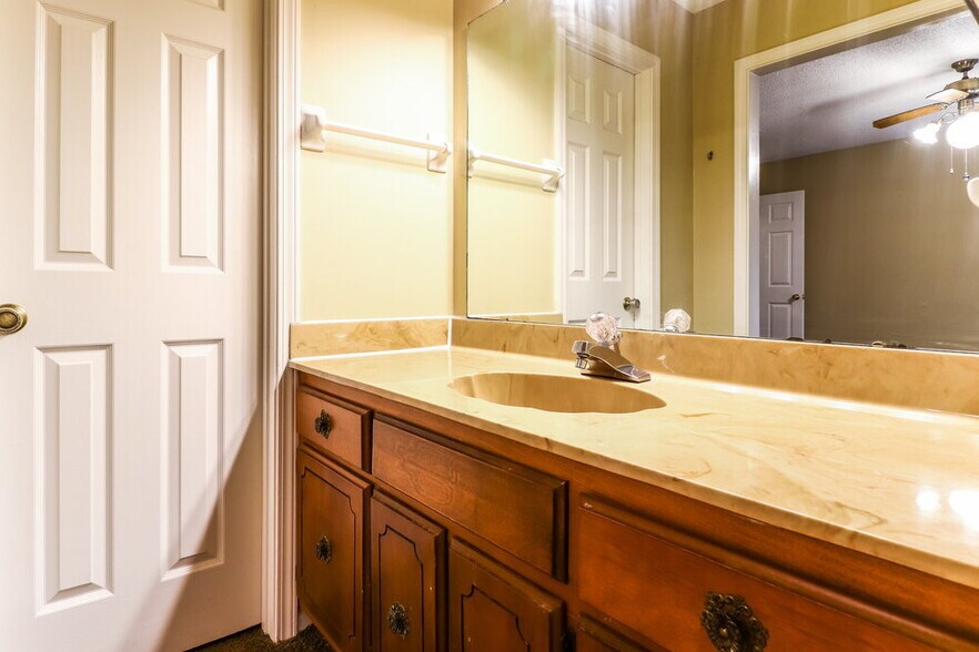 Building Photo - 928 Pheasant Hollow Dr