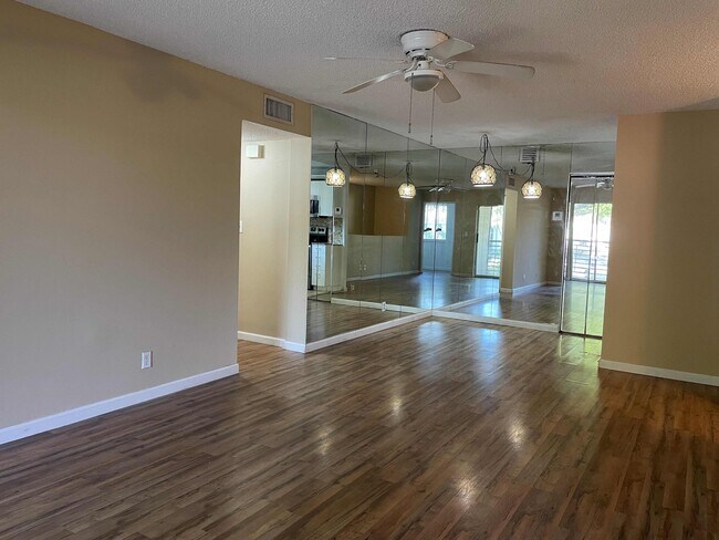 Building Photo - 704 Gardens Dr