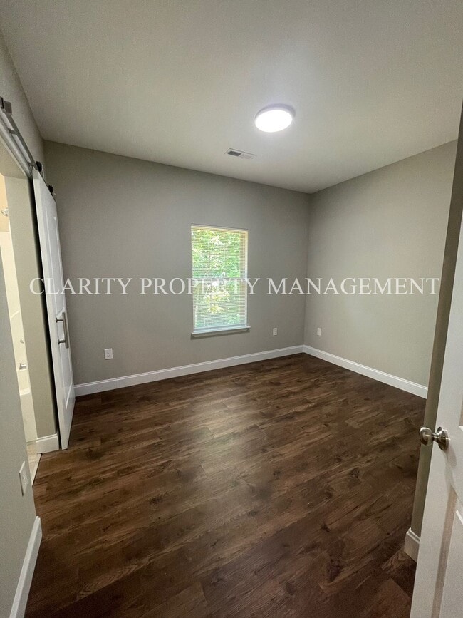 Building Photo - Modern townhome!