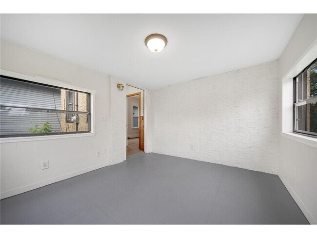 Building Photo - 804 Hawthorne Ave E