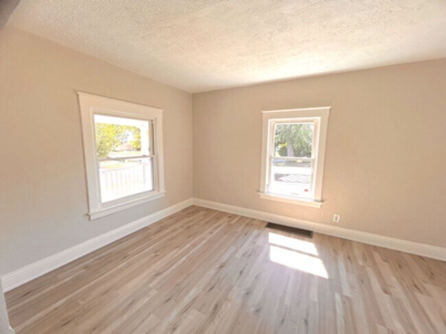 Building Photo - 3 Bed 1 Bath