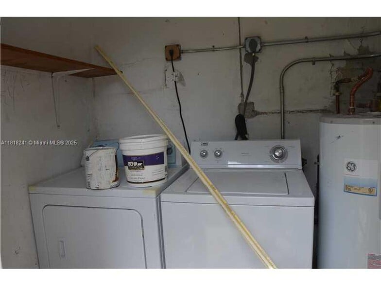 Building Photo - 5720 SW 36th Ct