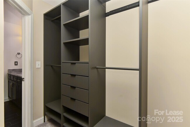 Building Photo - 549 Daventry Ct
