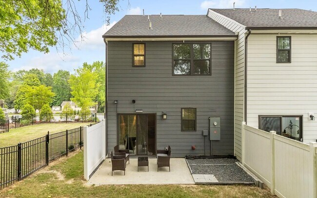 Building Photo - 4 Connaught Ct