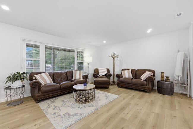Building Photo - Stunning 4-Bedroom Waterfront Retreat with Modern Upgrades & Lake Living.