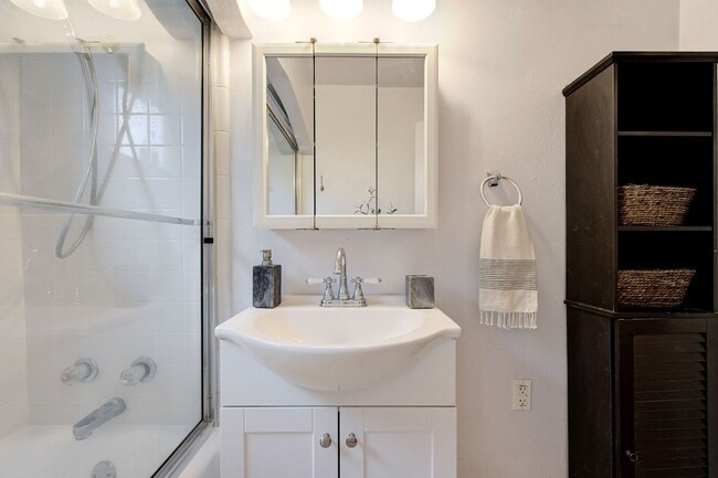 Building Photo - Updated 2 Bed 1 Bath in NW OKC