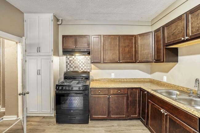 Building Photo - 911 Sims Ave