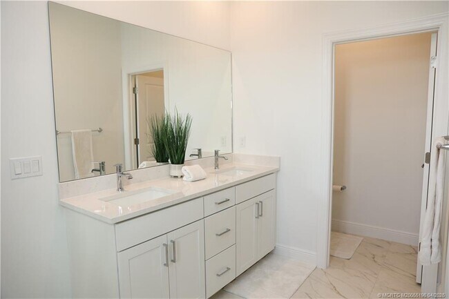 Building Photo - 950 SW Pr Ave