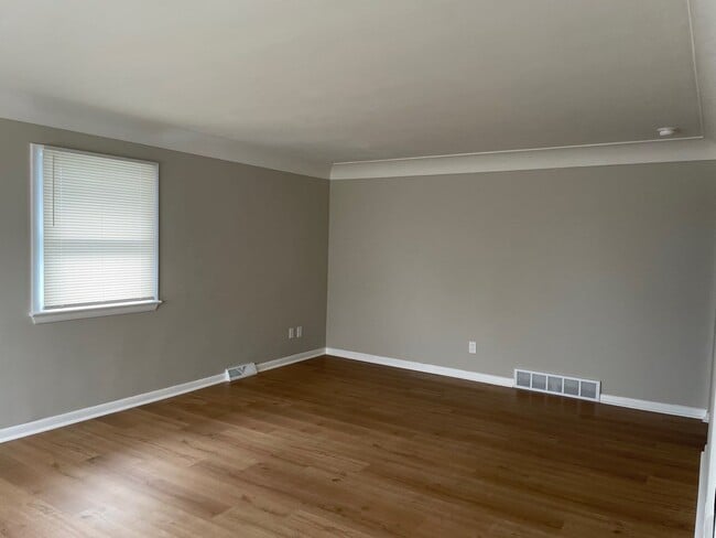 Building Photo - 1910 Thornapple Ave