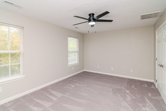 Building Photo - Beautifully updated 3 bedroom, 2.5 bath townhouse in a fantastic Lexington location!