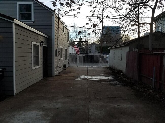 Building Photo - GREAT DOWNTOWN LOCATION!! GATED PARKING!