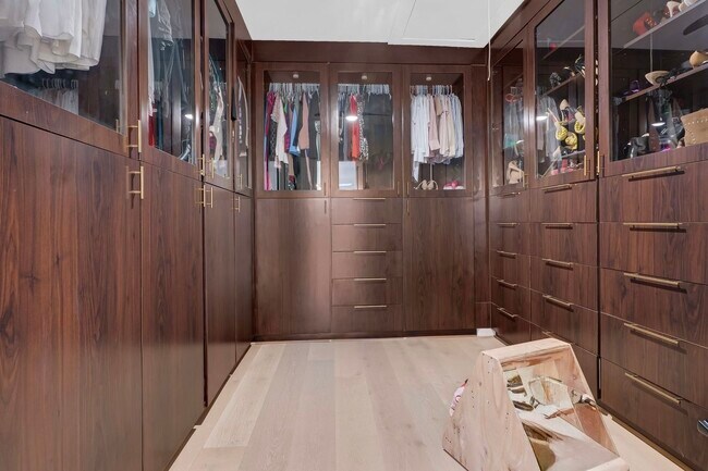 Building Photo - 2706 Tudor Manor