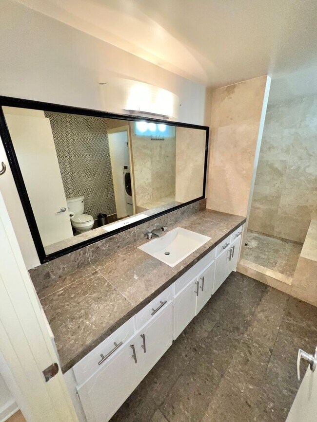Building Photo - Modern 2 bedroom Gem Near Bixby Park | Private Balcony & Secured Parking