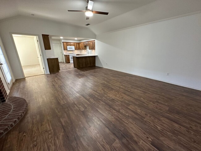 Building Photo - Spacious 2/2/2 townhome