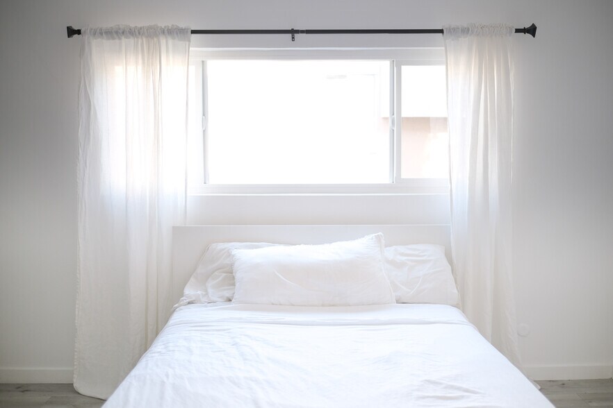 Building Photo - 10823 Camarillo St